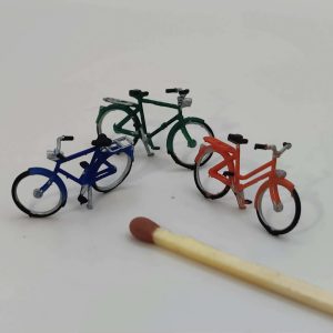 3 cykler skala 1/87 (H0) til modeljernbane. Modeltog, landskab, diorama, modelhobby