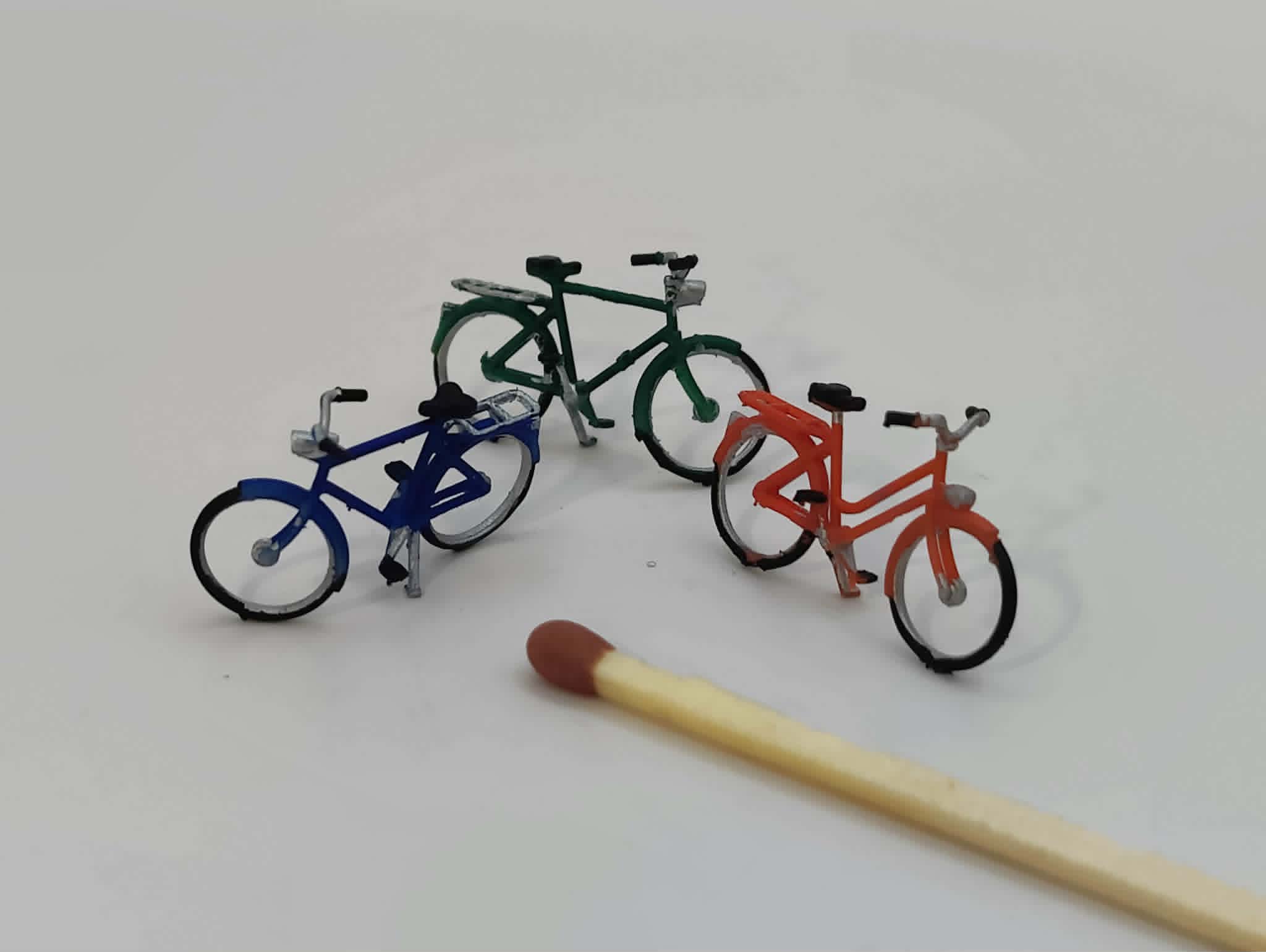 3 cykler skala 1/87 (H0) til modeljernbane. Modeltog, landskab, diorama, modelhobby