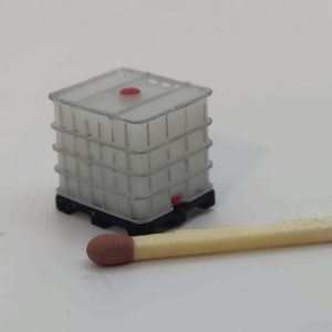 IBC vandtank i skala 1/87 H0 til modeljernbane. Modeltog, diorama, landskab, modehobby