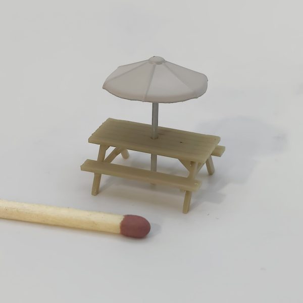 Bord-/bænkesæt med parasol skala H0. Modeltog, diorama og modelbyg