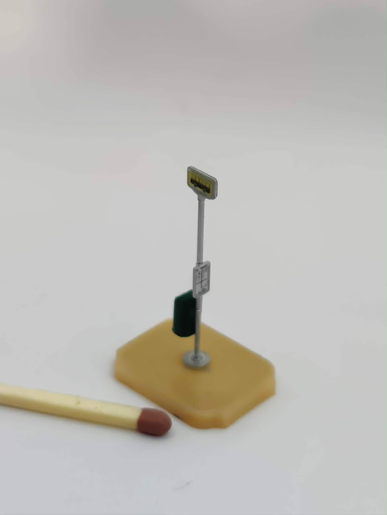 Busstop skilt skala 1/87 H0 til modeltog, modeljernbaner og diorama.